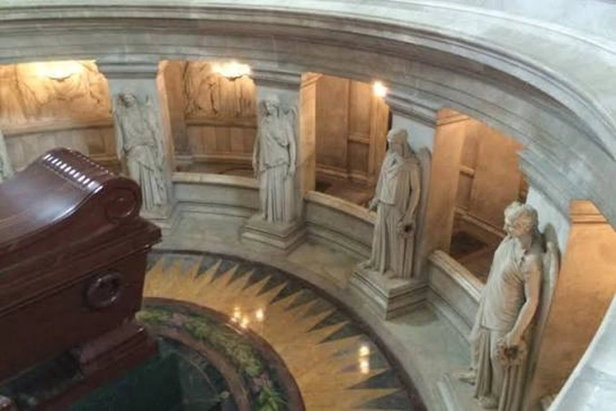 Napoleon's Tomb twelve statues